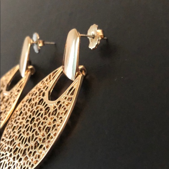 GOLDTONE MODERN DESIGN DANGLING EARRINGS - Picture 10 of 11